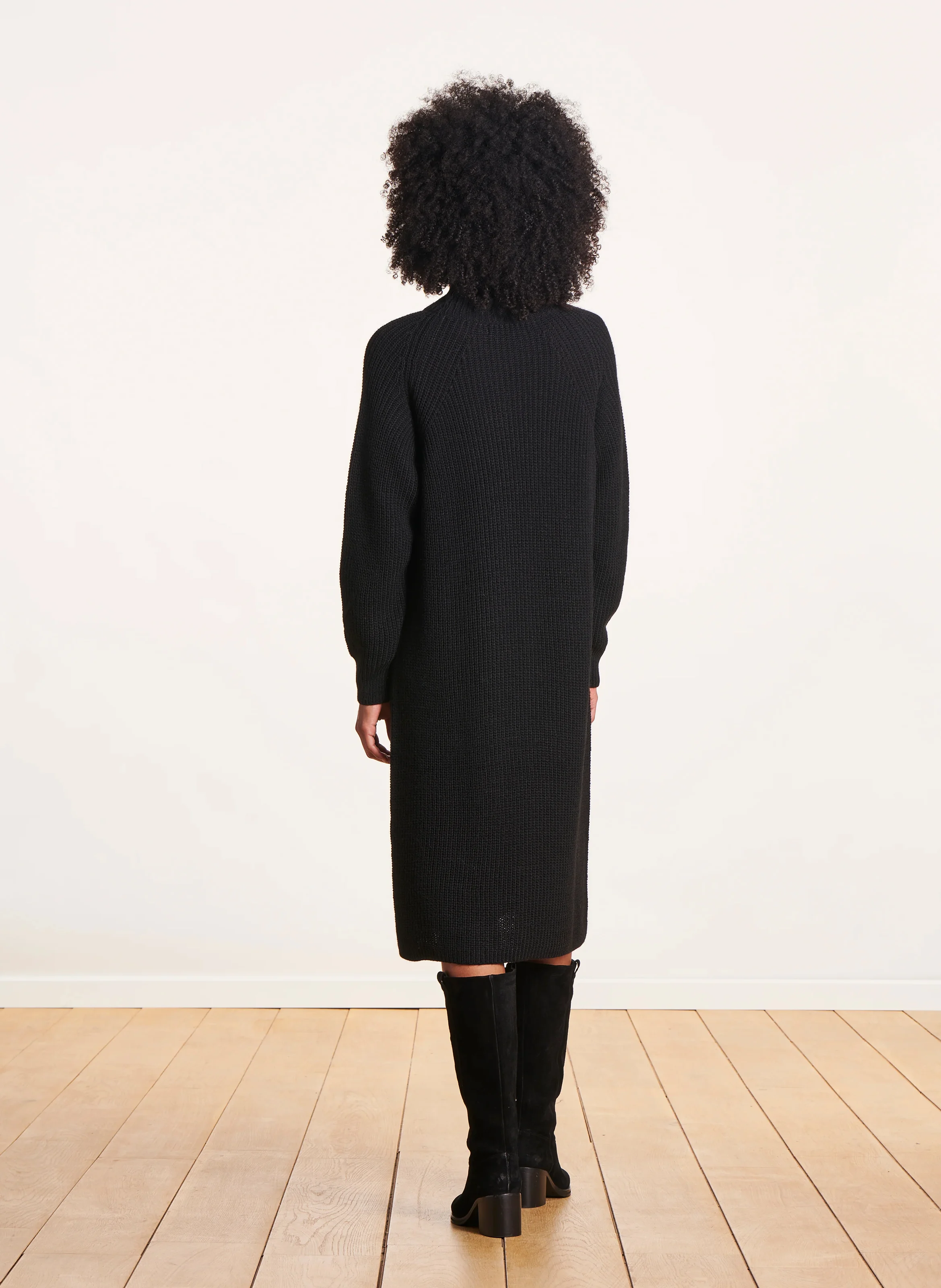 Robe mi-longue col montant en maille côtes perlées | Noir