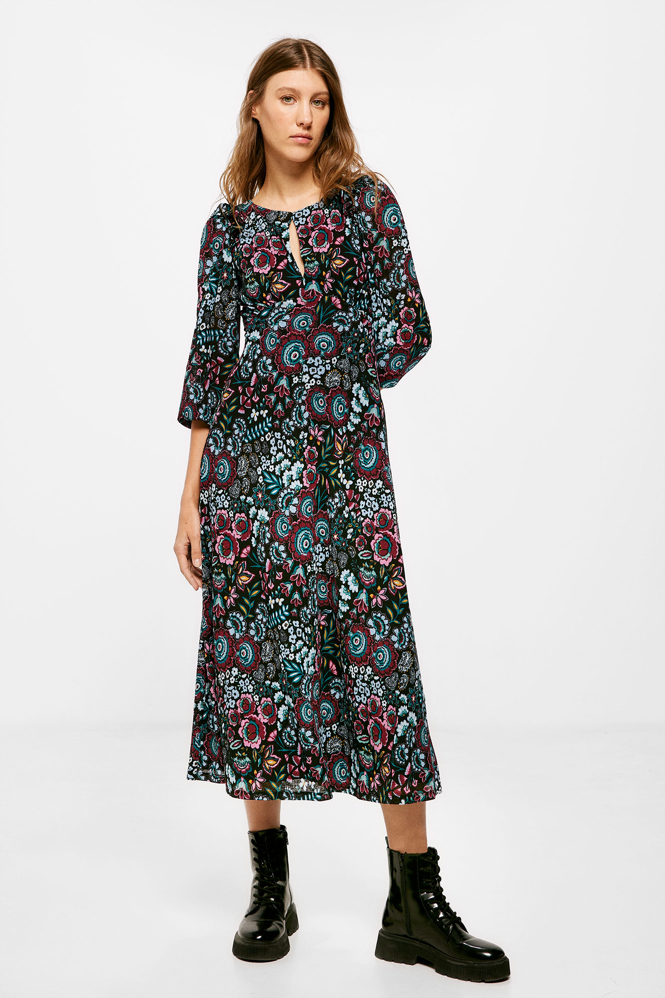 Vestido midi com estampa de babados e decote ombro a ombro.