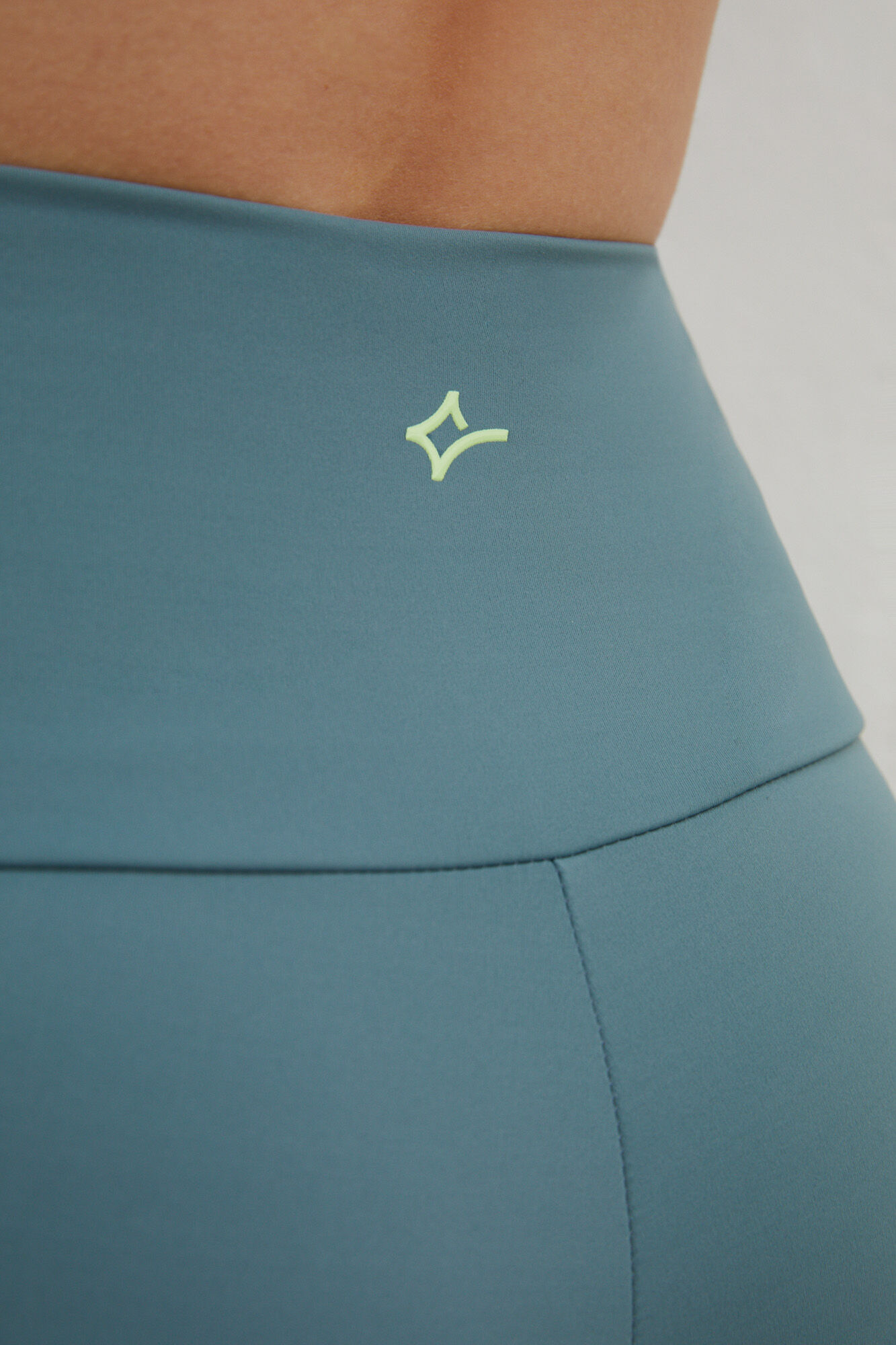 Calça legging de ciclismo verde com detalhes em tecido elástico 4D - verde