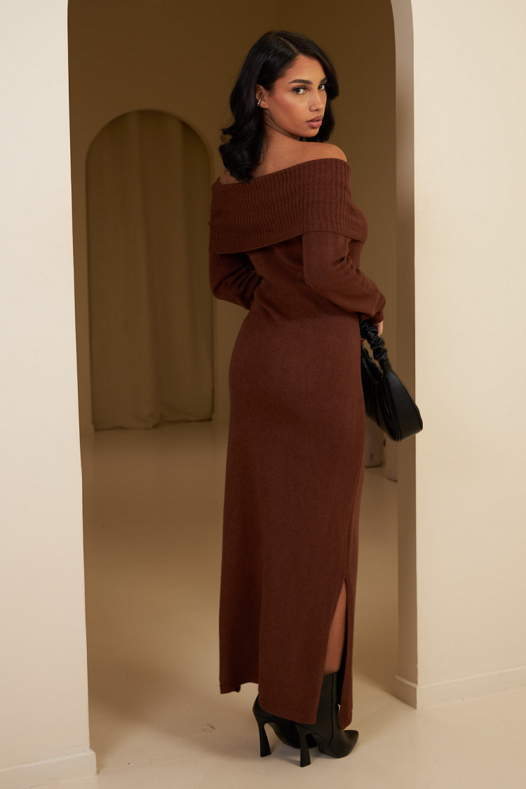 Robe longue marron en laine à col bardot