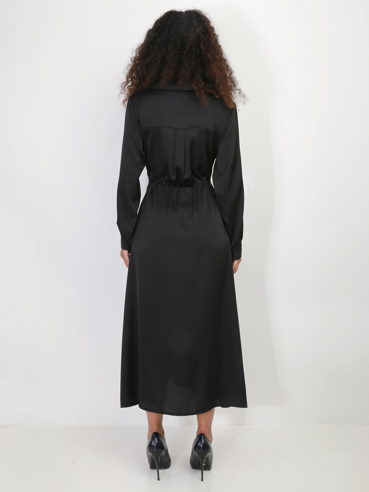 Robe chemise longue et satinée à nouer- Noir