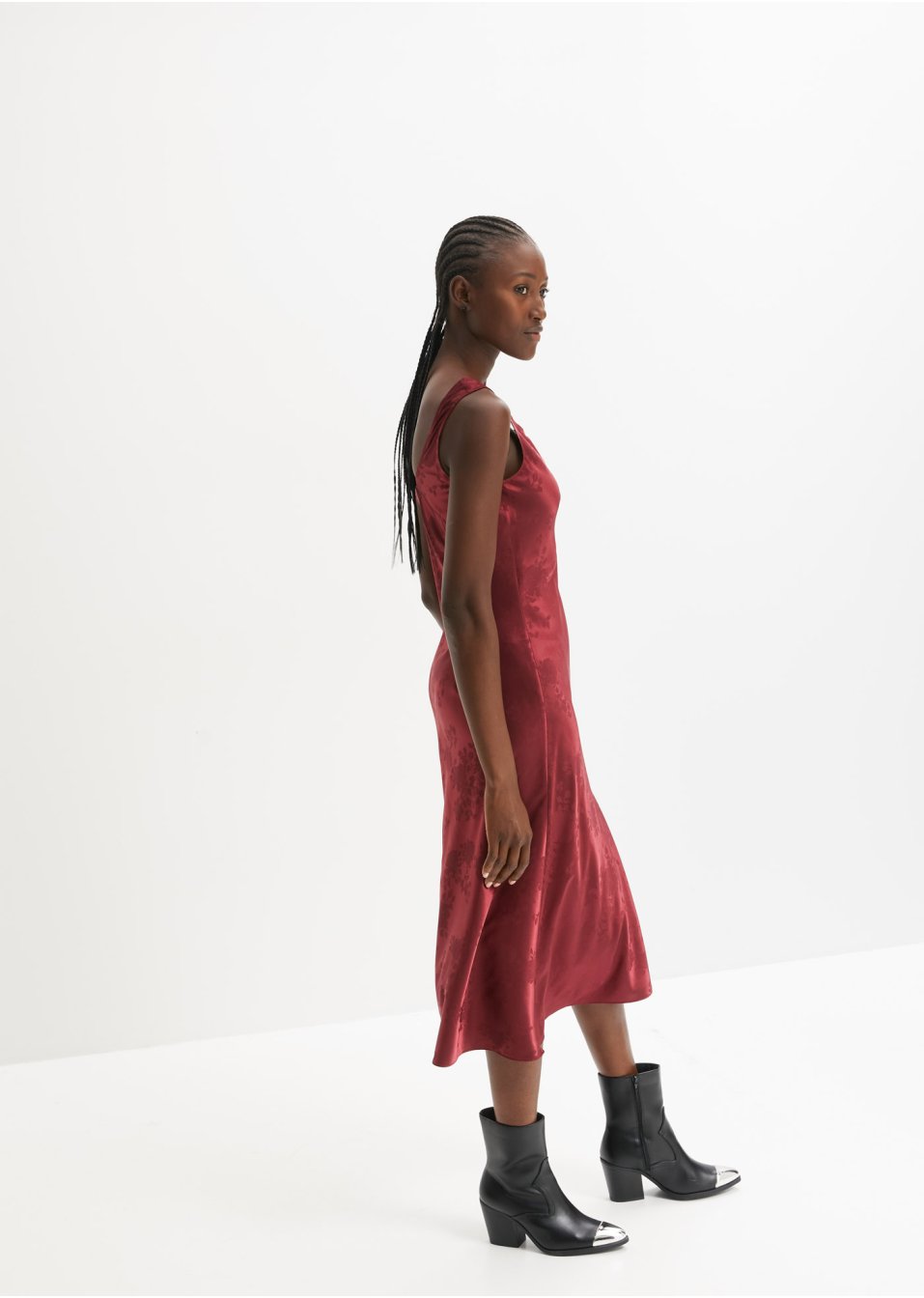 Robe midi en satin avec encolure bénitier