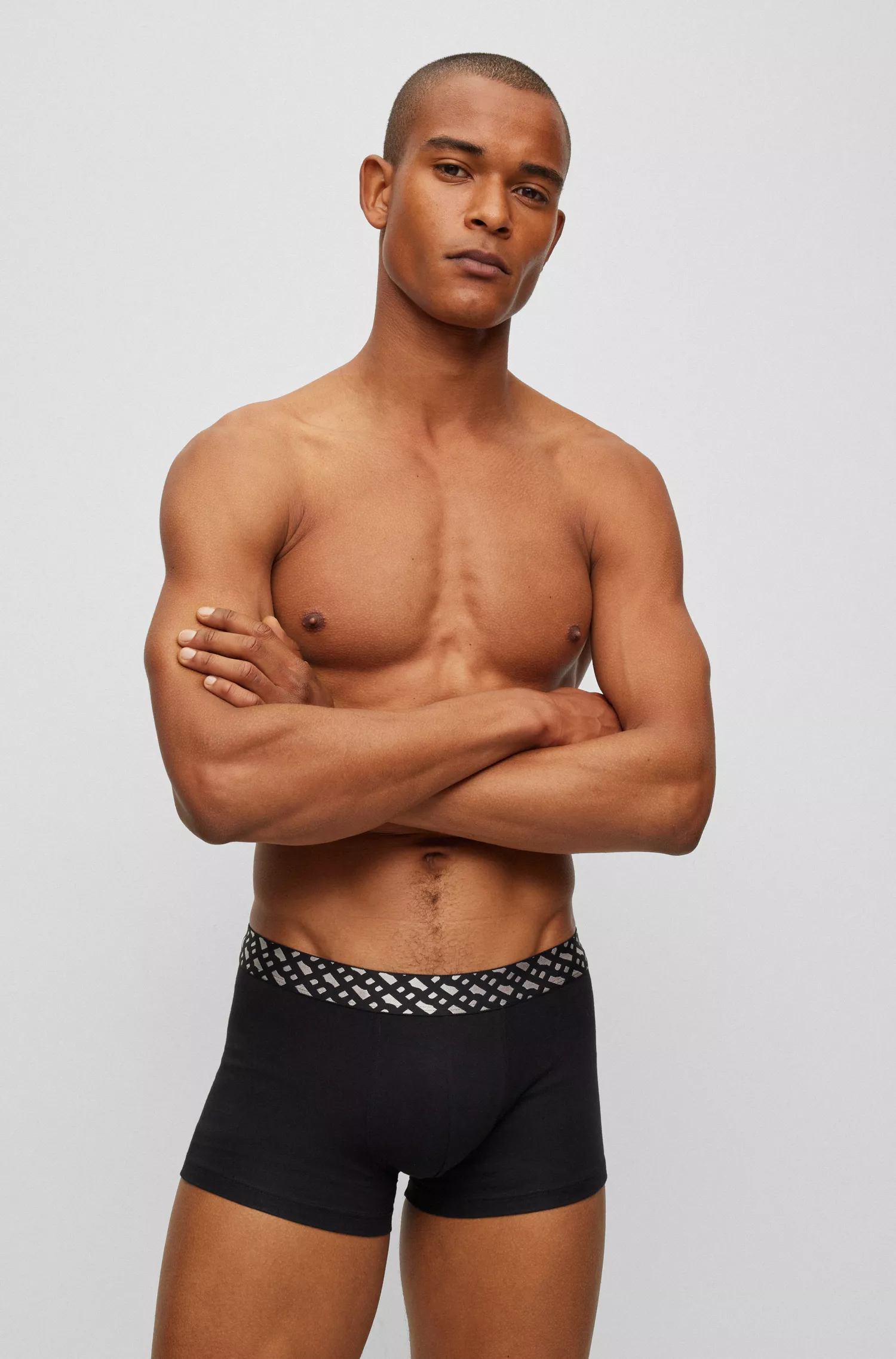BOSS Black - Pacote com duas cuecas boxer de algodão elástico com detalhes metálicos.