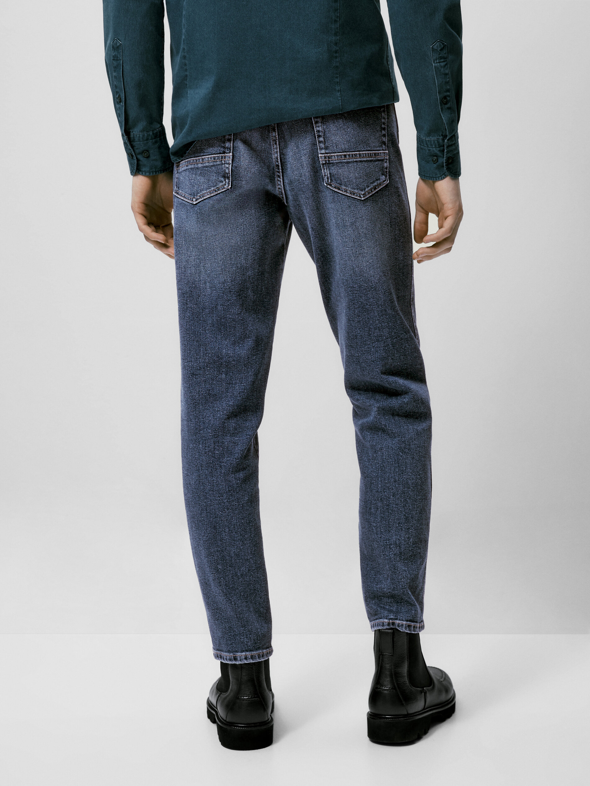 Calça jeans estonada com modelagem afunilada - INDIGO