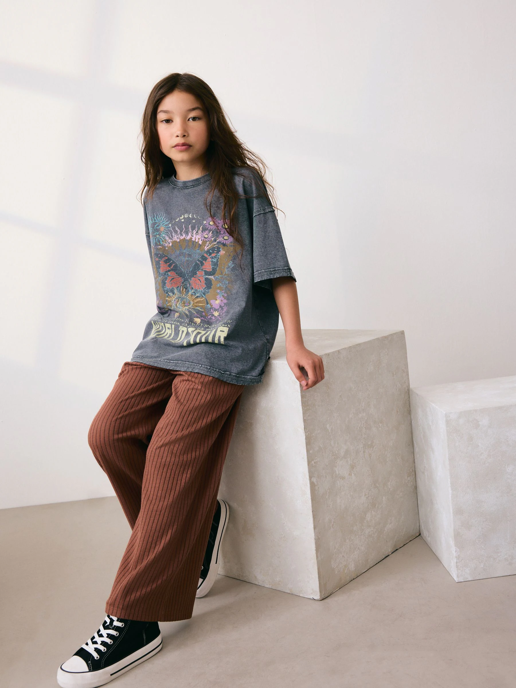 Zwarte wassing - Oversized T-shirt met grafische print (3-16jr)