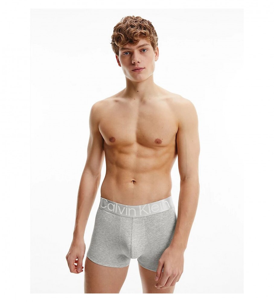 Conjunto com 3 cuecas boxer clássicas Calvin Klein nas cores branca, cinza e preta.