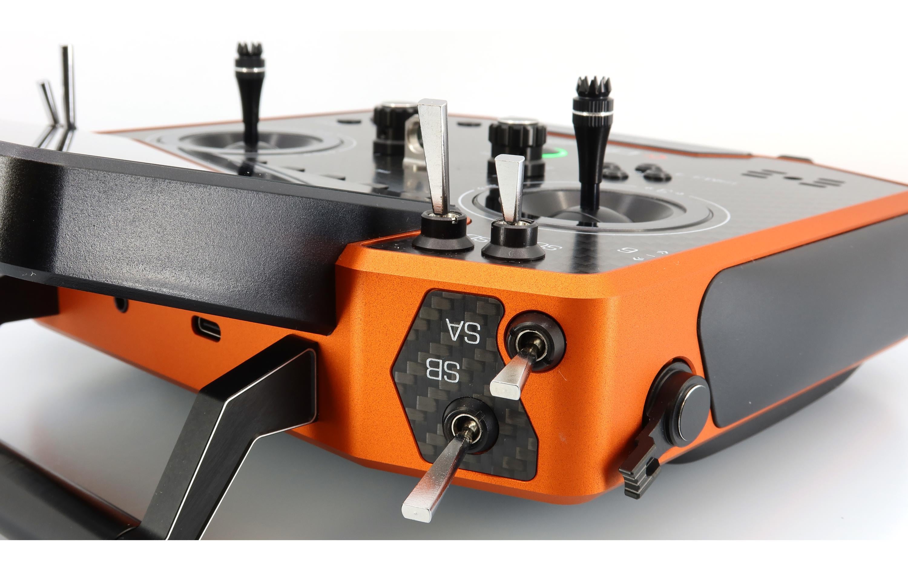 Fernsteuerung DS-24II Carbon Line Orange 24 Kanal, Duplex EX<br>Professioneller 24-Kanal-Sender mit Geber auf Rückseite und Carbon-Frontplatte