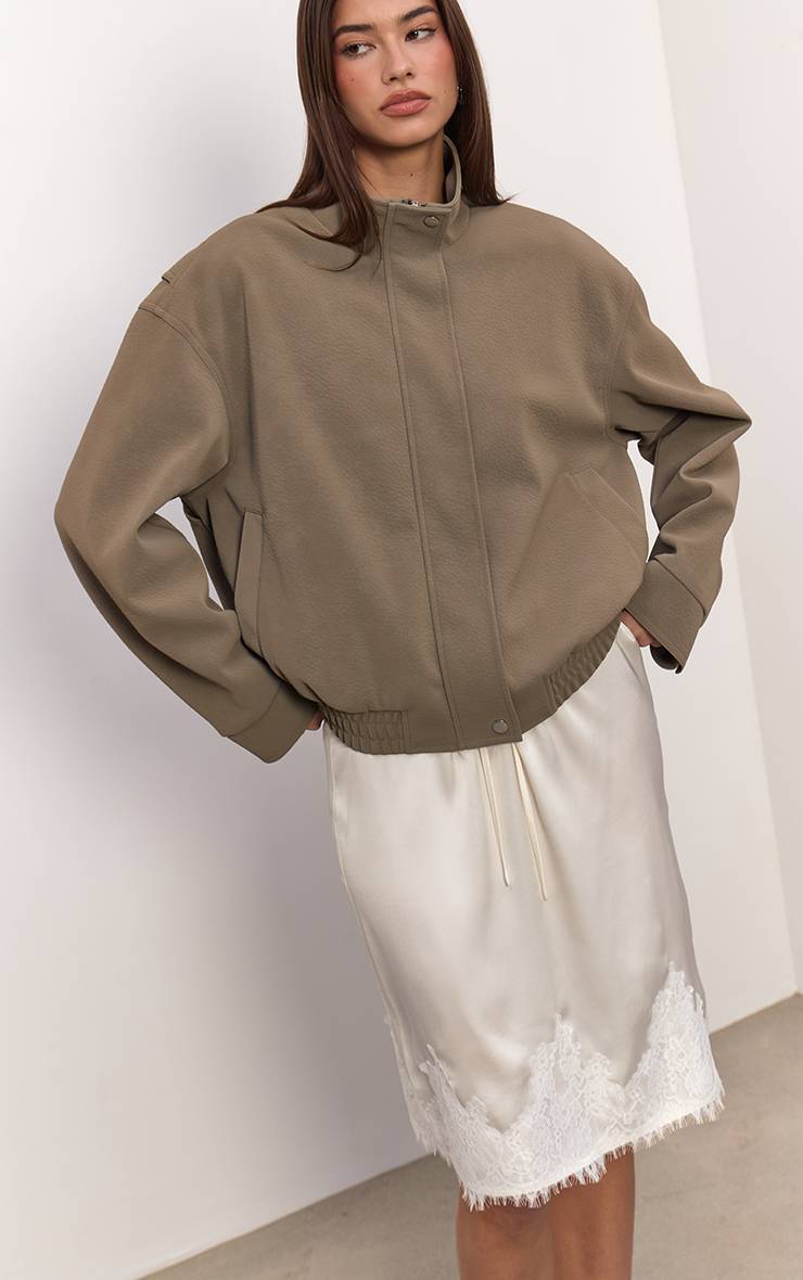 Butter Cream Jupe Midi En Satin Avec Détails En Dentelle
