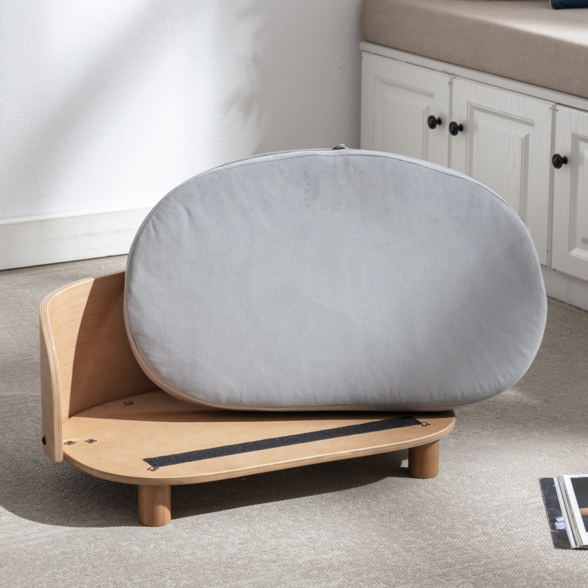 Panier gris clair pour chien et chat. Lit pour animaux en bois