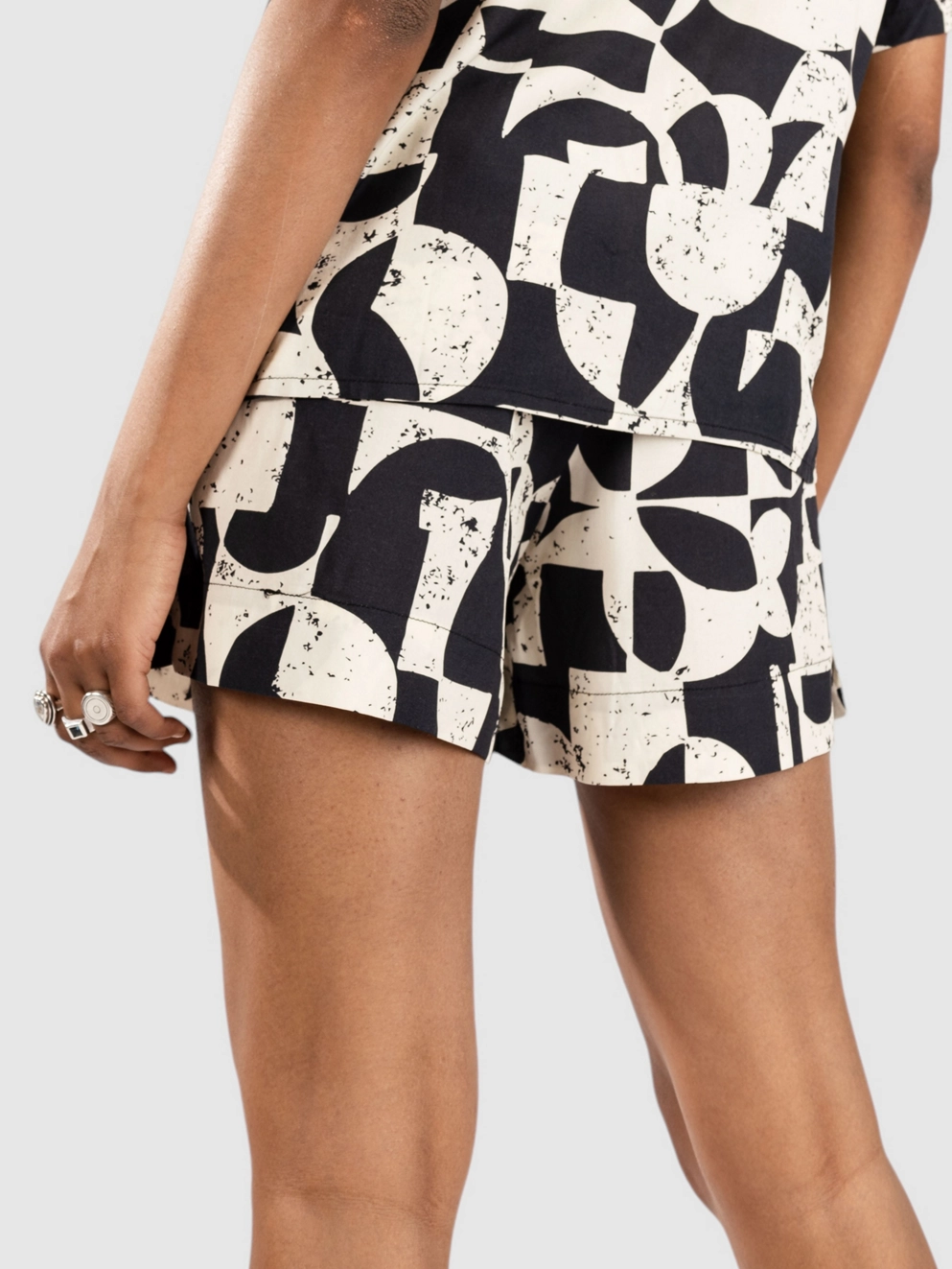 Iriedaily Lucie Shorts black white