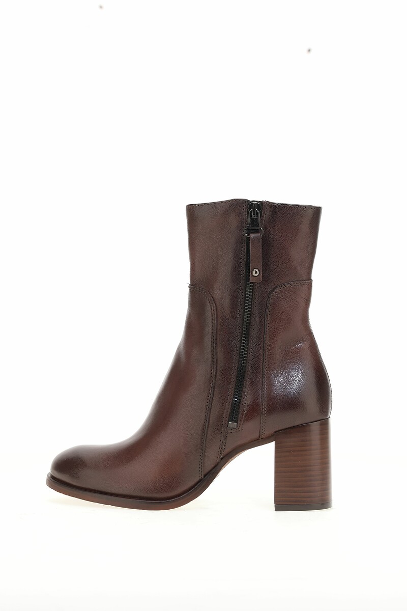 MJUS<br>Botas de cano curto em couro ultramacio