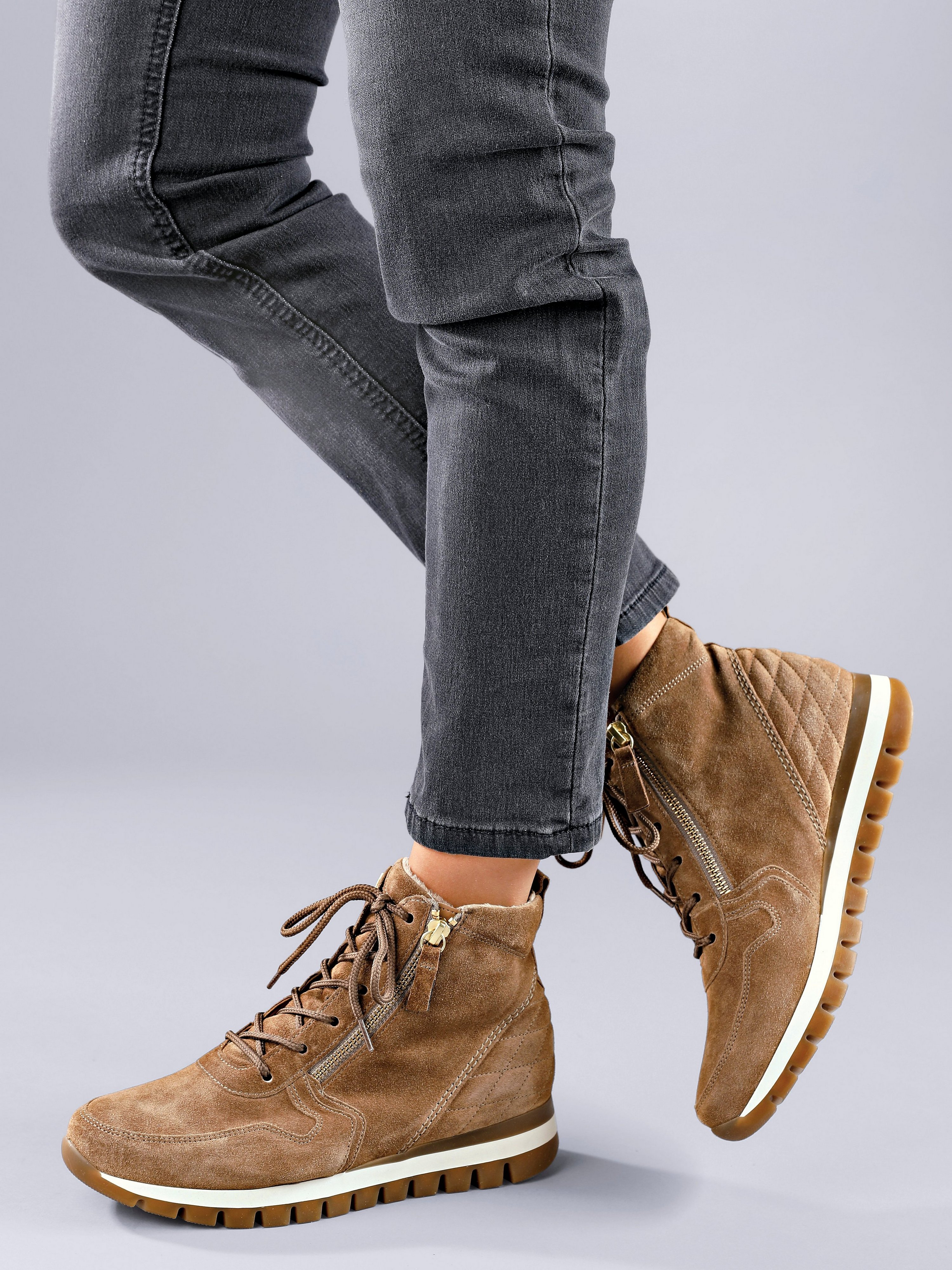 Knöchelhoher Keil-Sneaker