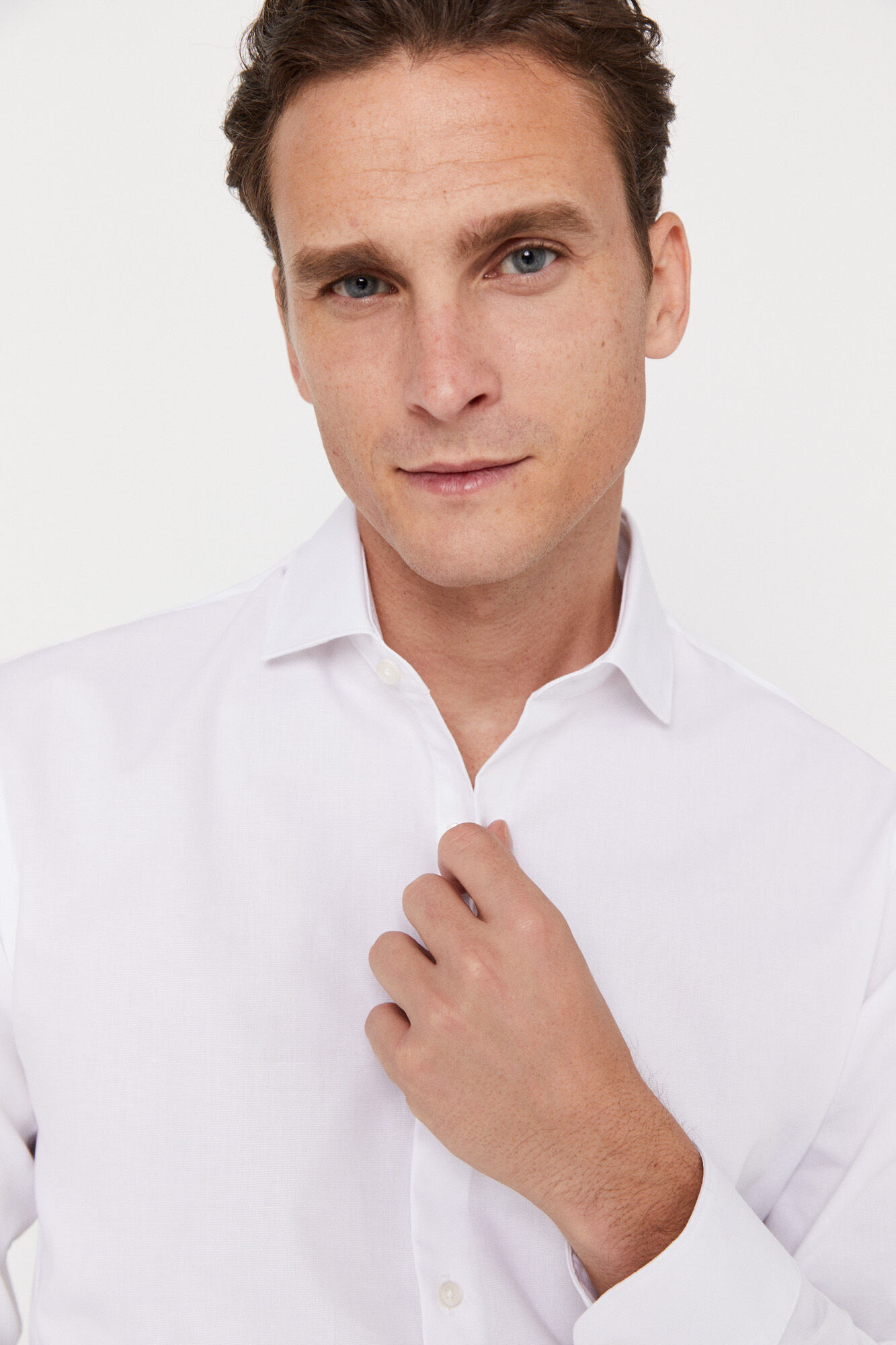 Camisa social lisa, corte slim, fácil de passar - Branca