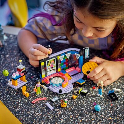 LEGO Friends 42610 Fest med karaoke