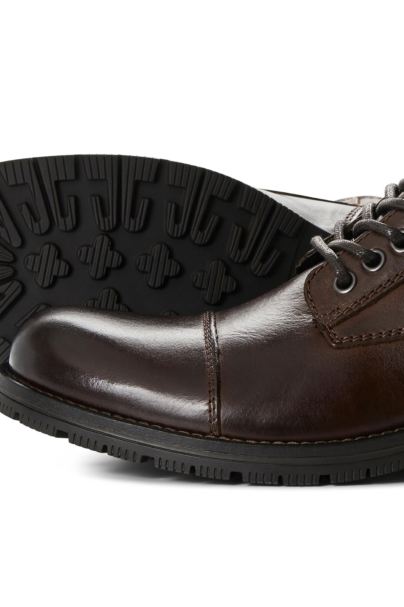 Bota de couro com sola tratorada