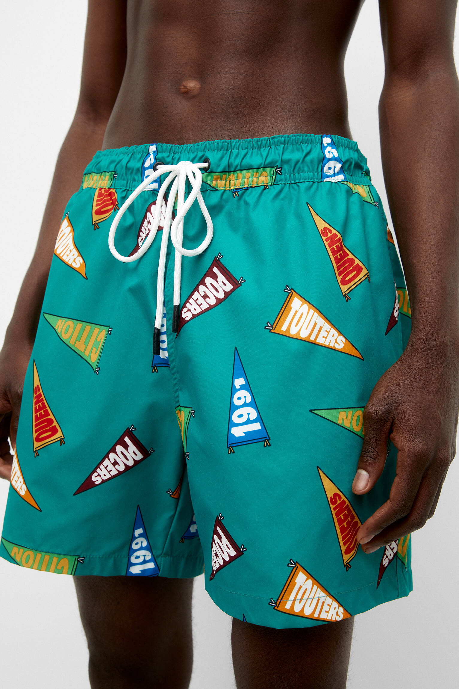 MAIÔ ESTAMPADO COM BANDEIRAS - BRANCO SUJO