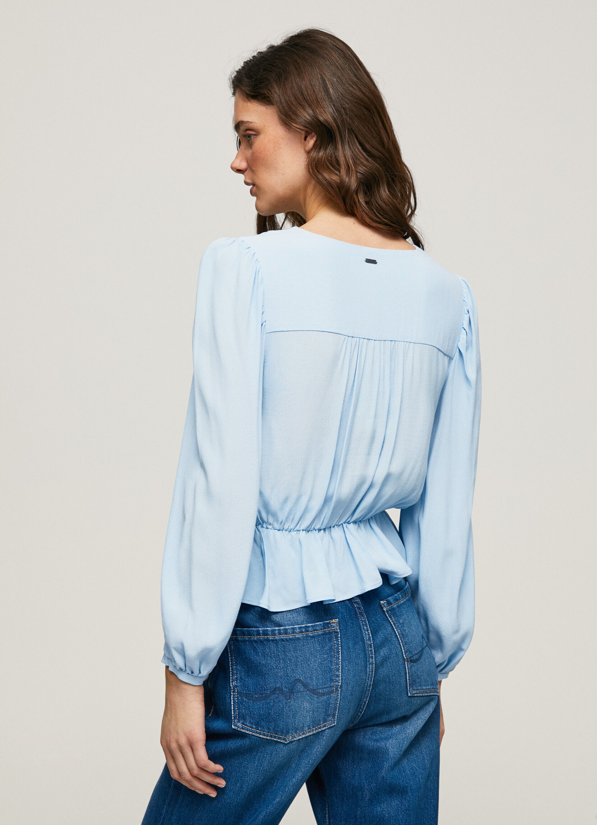 Blusa cropped com decote em V - azul-marinho