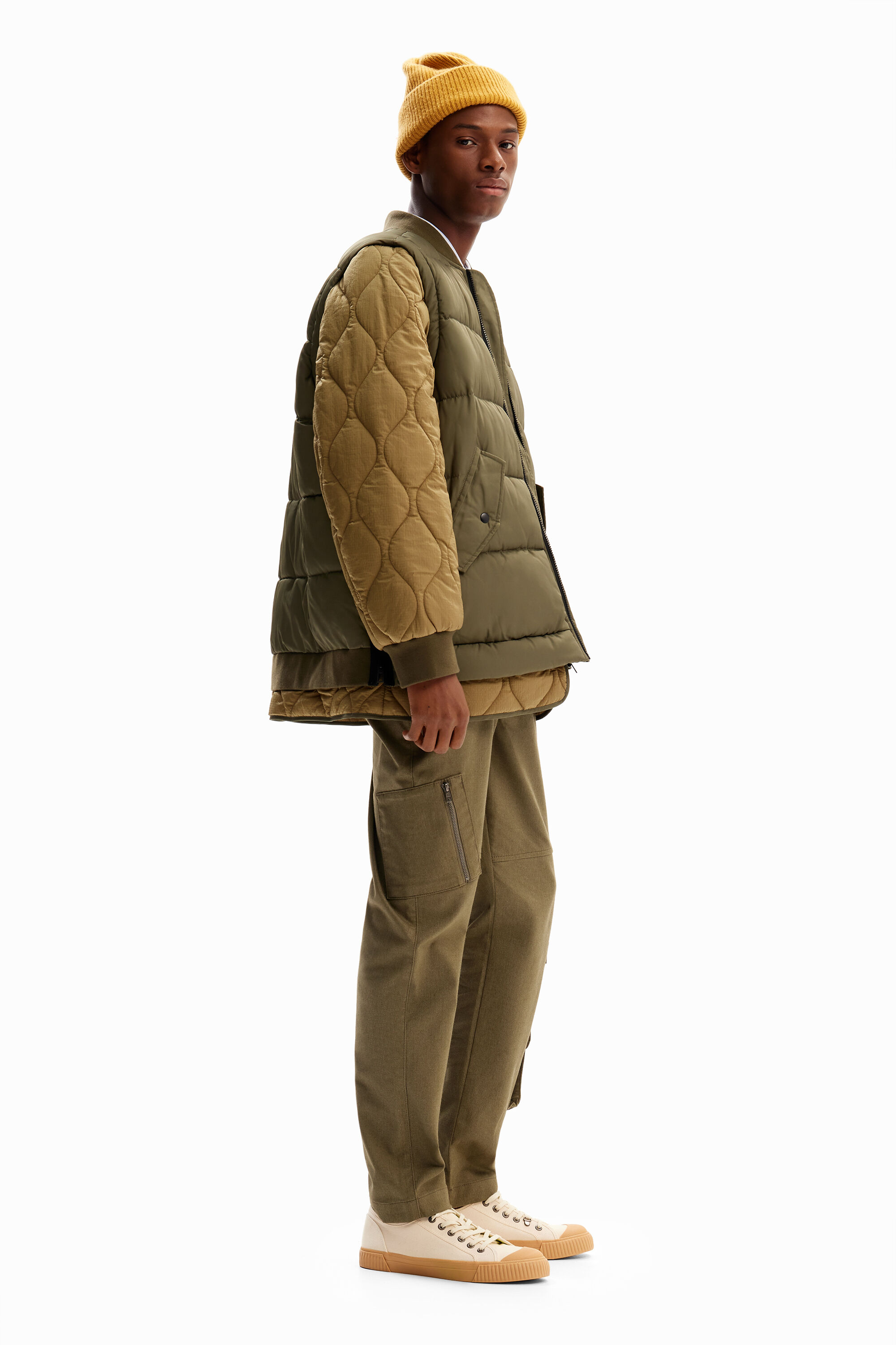 Jaqueta bomber com forro acolchoado removível.