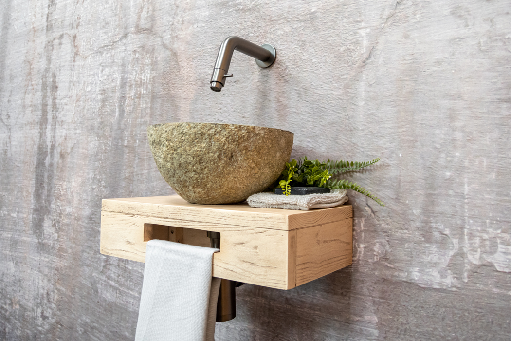 Saniclear Seba fonteinset met eiken plank, rivierstenen waskom en verouderd ijzer kraan voor in het toilet