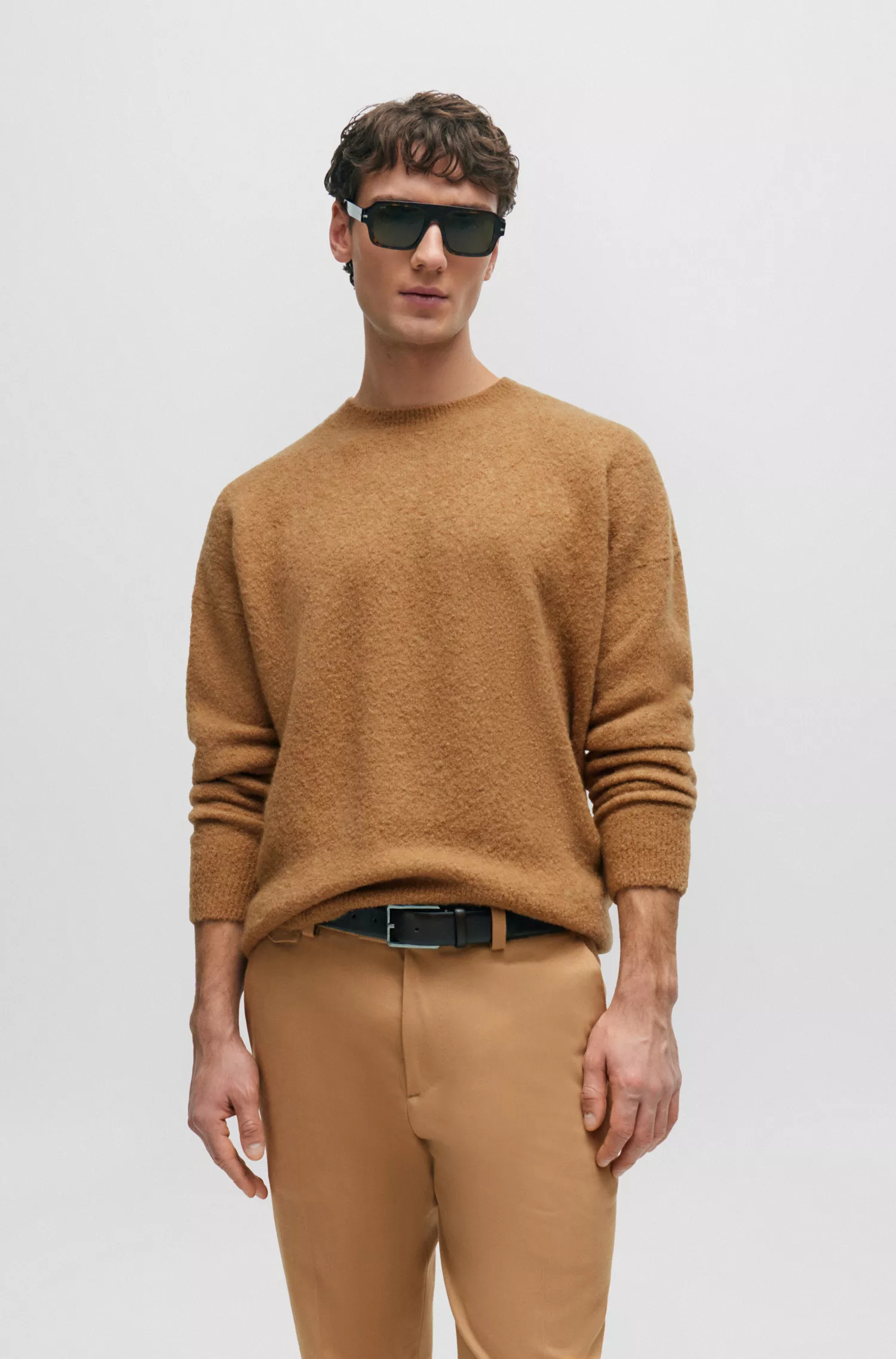 Suéter BOSS cor camelo, modelagem relaxada, em cashmere e seda.