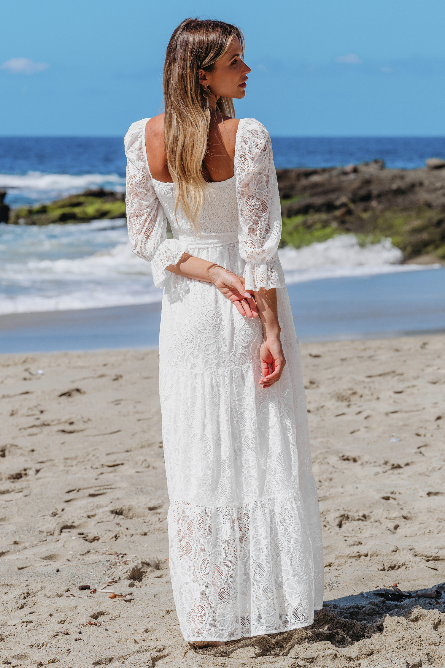 Robe maxi à col carré et manches de poète en dentelle blanche