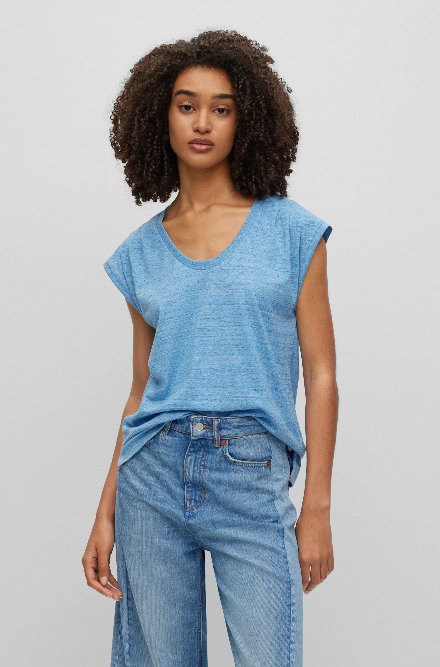 Camiseta BOSS preta em mistura de algodão com ombros franzidos