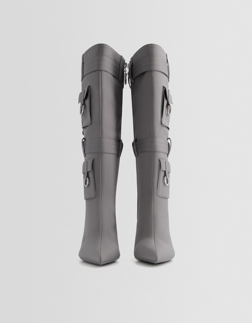 Botas de salto agulha com bolsos com detalhes em metal.