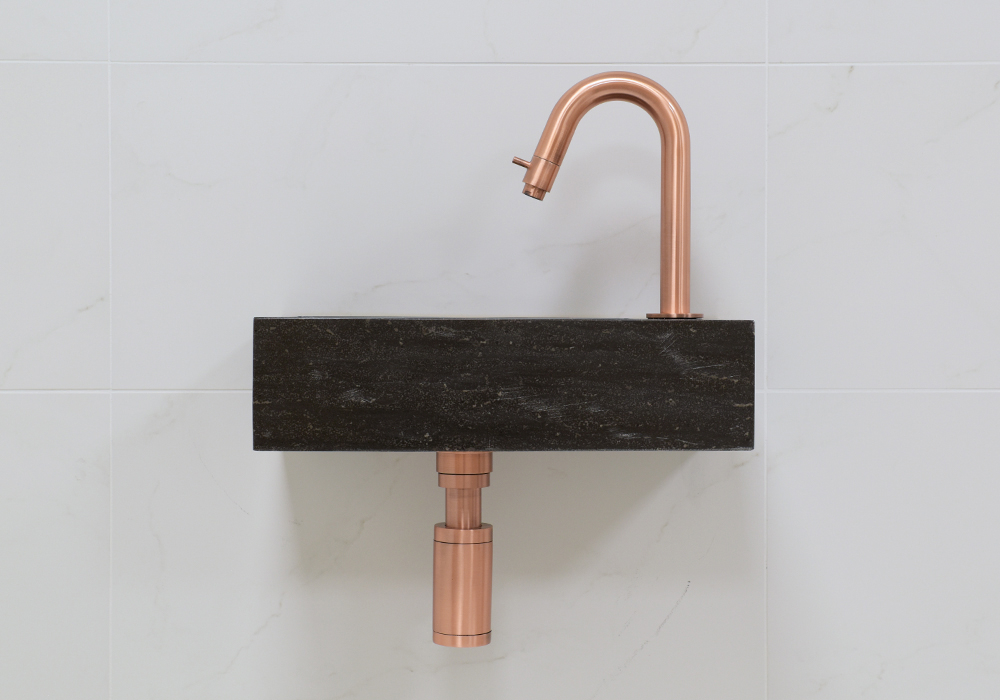 Lambini Designs Recto rechts natuursteen fonteinset met koperen gebogen fonteinkraan en toebehoren