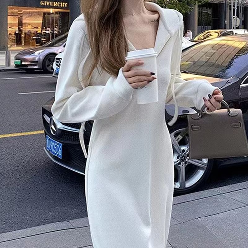 Everose - Effen midi-jurk met halflange rits en capuchon