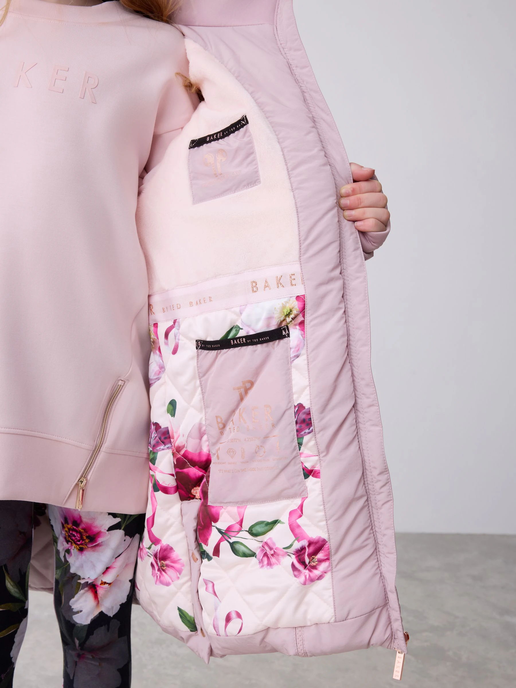 Roze - Baker by Ted Baker - Regenbestendige gewatteerde jas met strikzak en V-vormige print