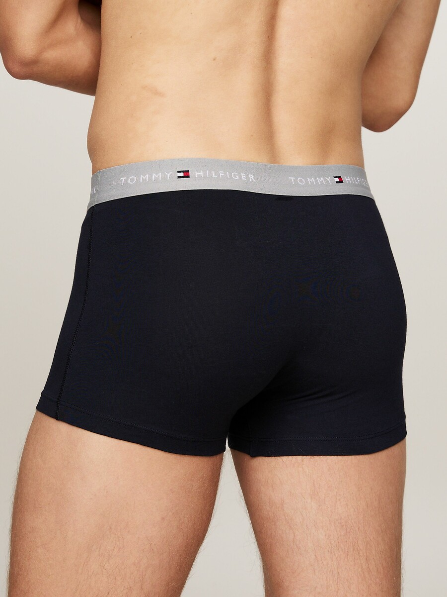 TOMMY HILFIGER<br>Conjunto de 5 cuecas boxer essenciais em algodão com a assinatura da marca.