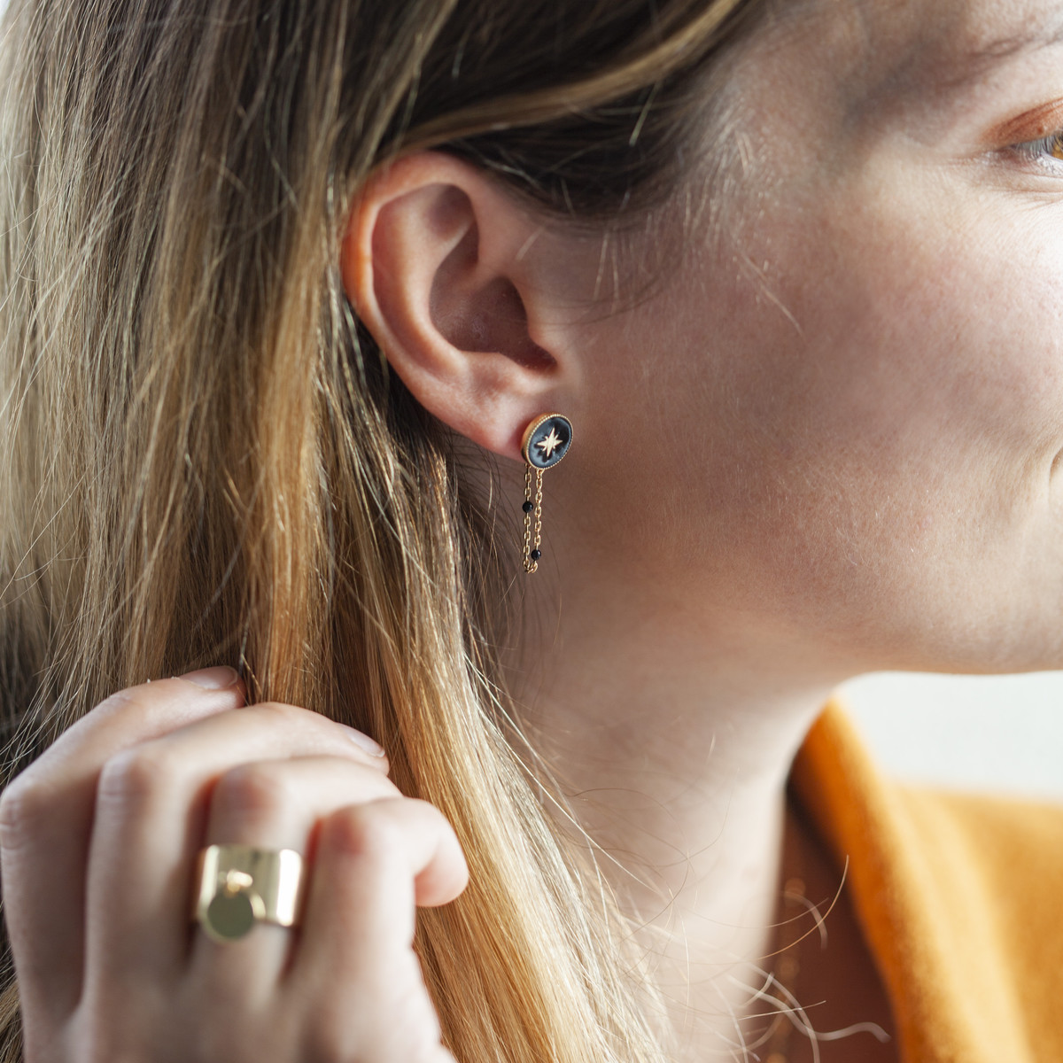 Boucles d'oreilles plaqué or résine noire motif étoile