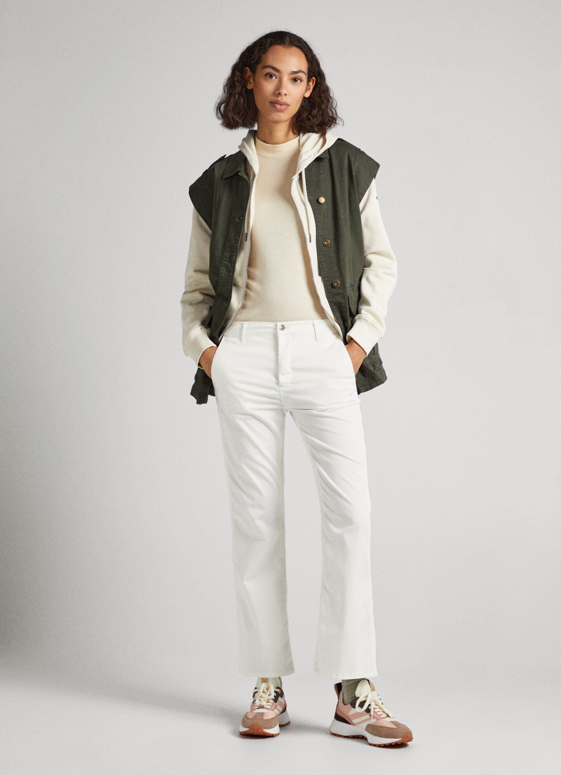 Calça chino com modelagem flare - branca