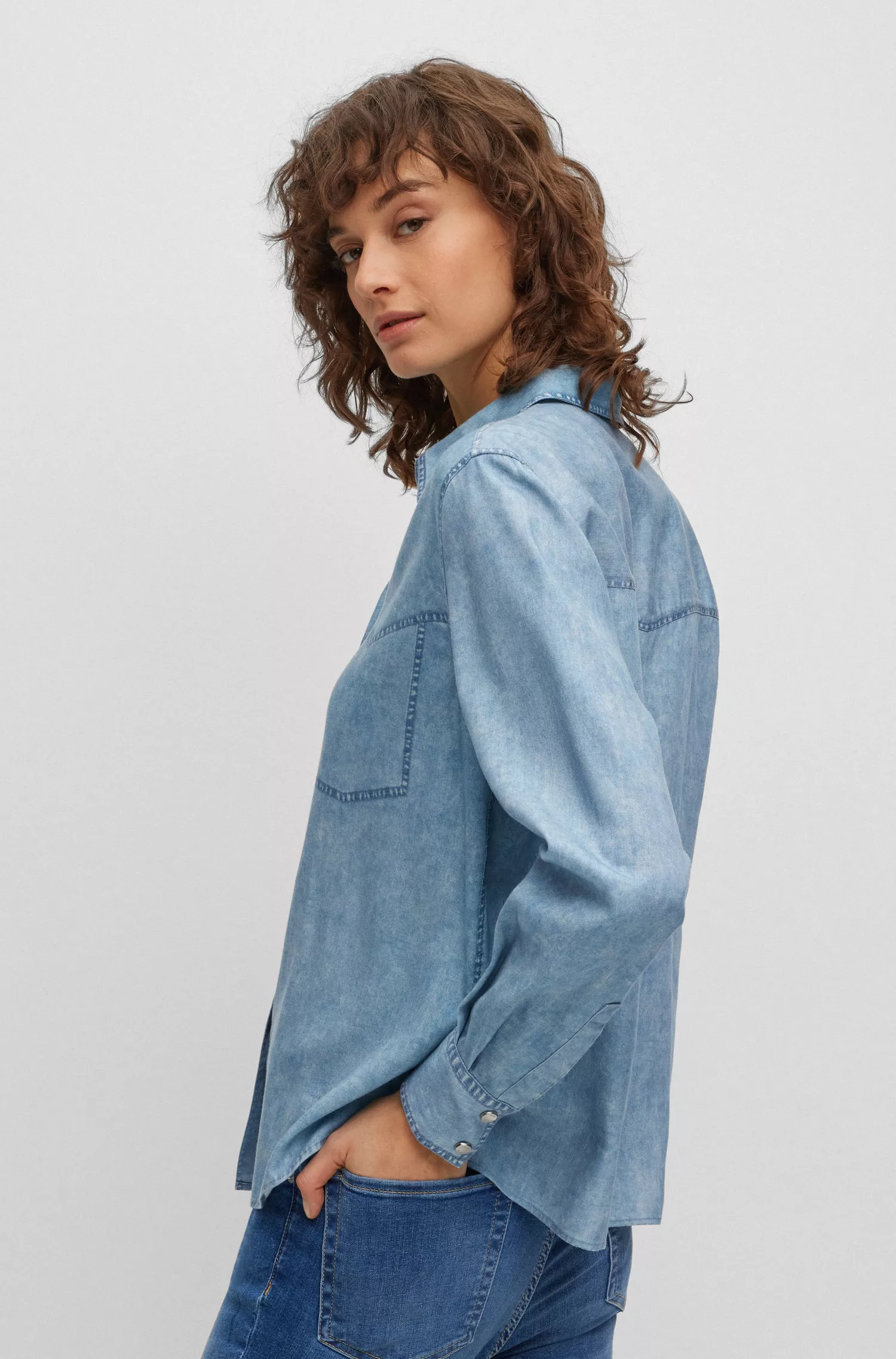 Blusa BOSS preta de corte regular com estampa efeito jeans.