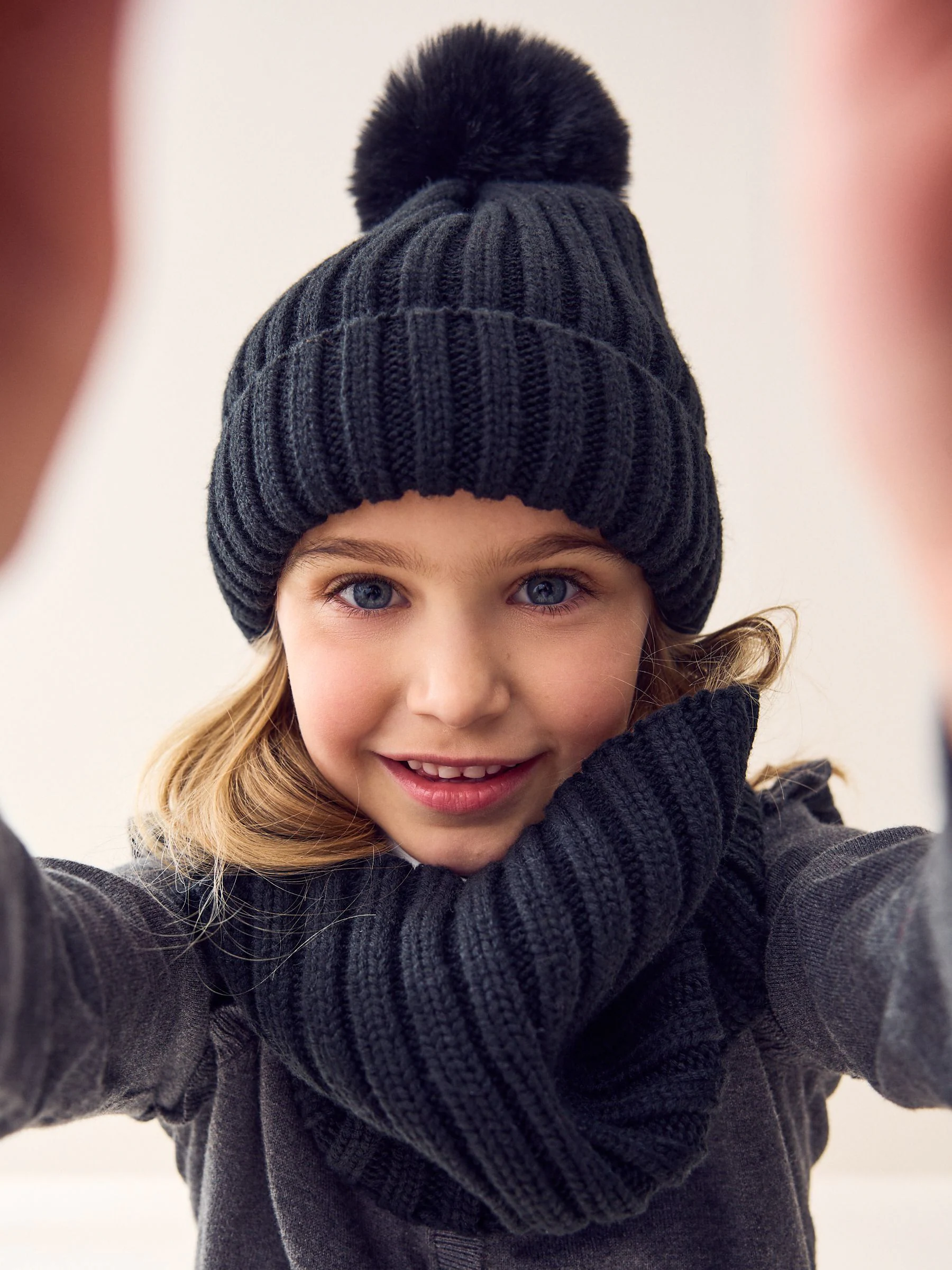 Zwart - Geribbelde beanie-muts met pompon (3mnd -16jr)