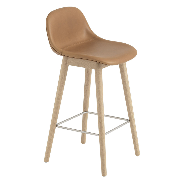 Muuto Fiber Backrest Wood gestoffeerde barkruk 65cm cognac leer
