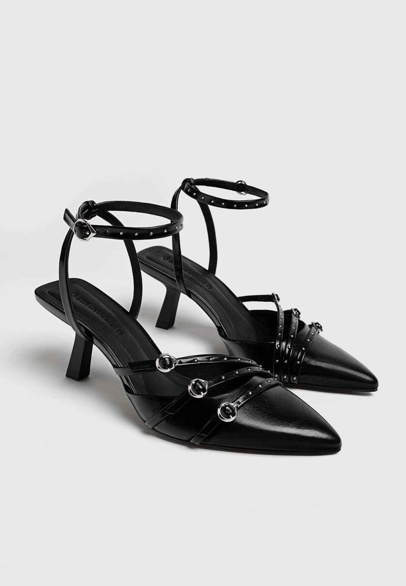 Sapatos pretos de salto alto com fivela