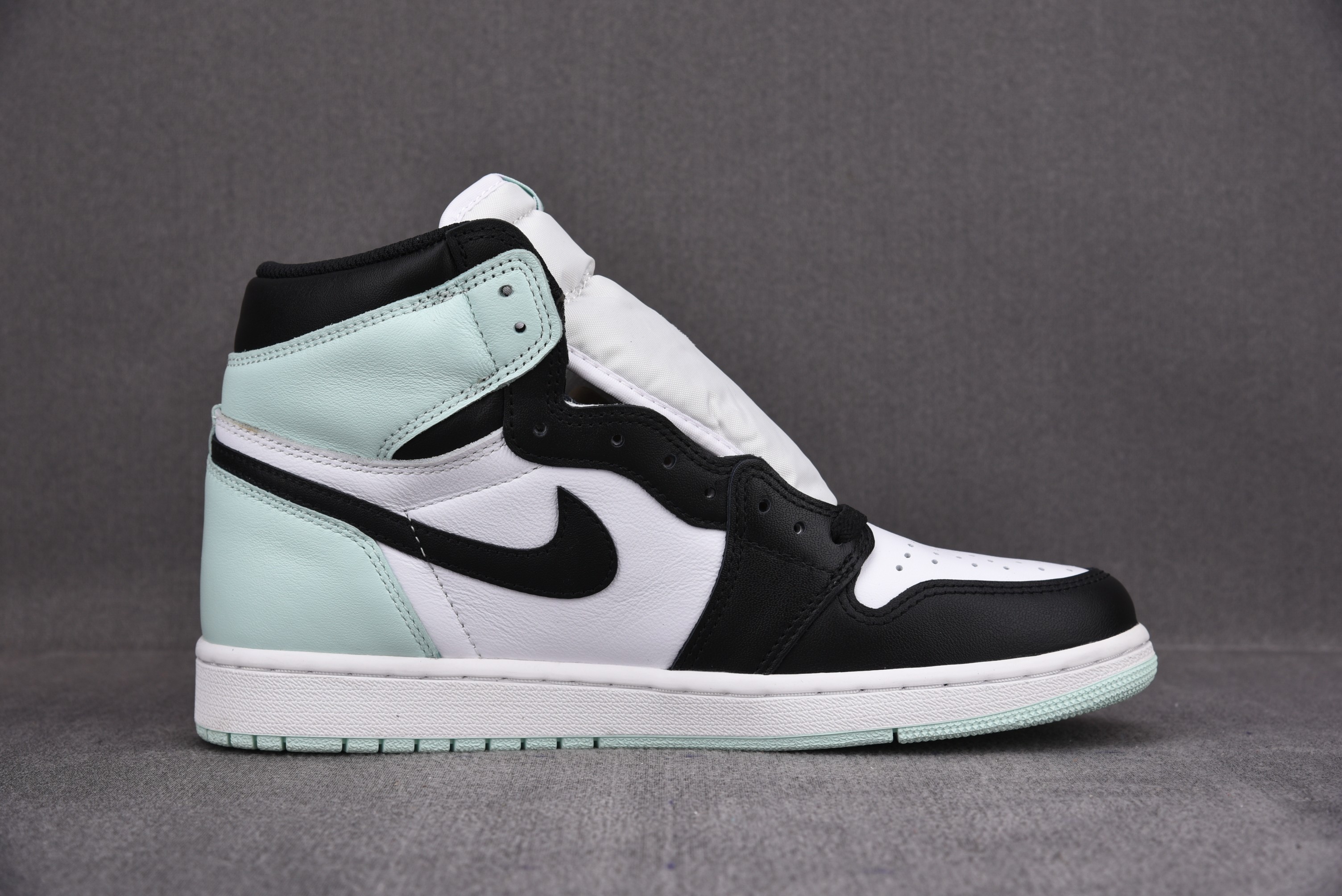 Jordan 1 Retro High Igloo