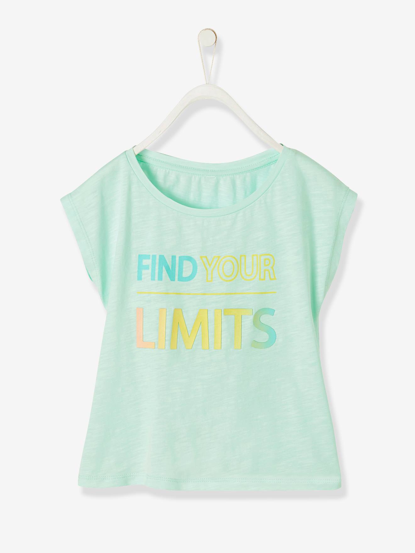 Camiseta feminina lisa verde-clara com mensagem e motivos de fantasia.
