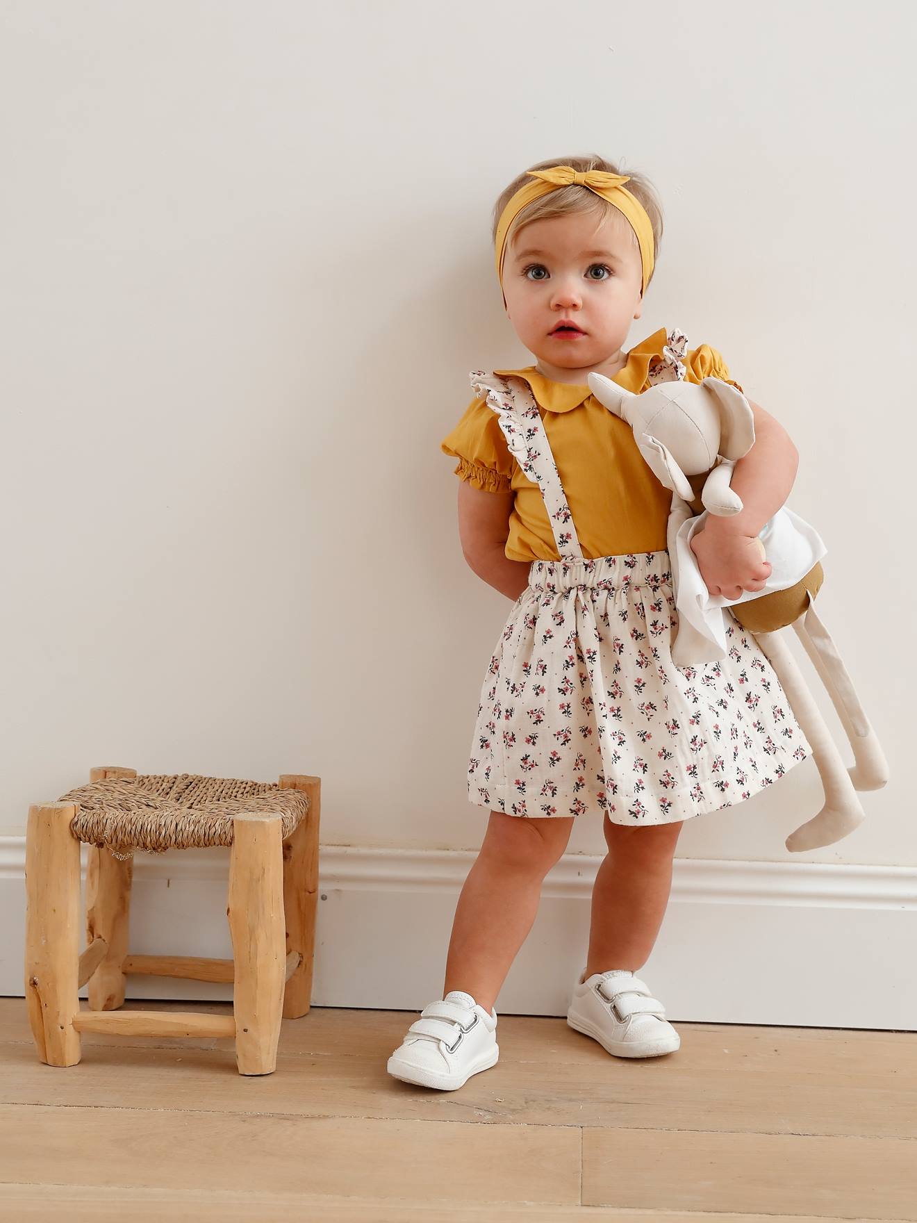 Tênis com fecho de velcro. Branco