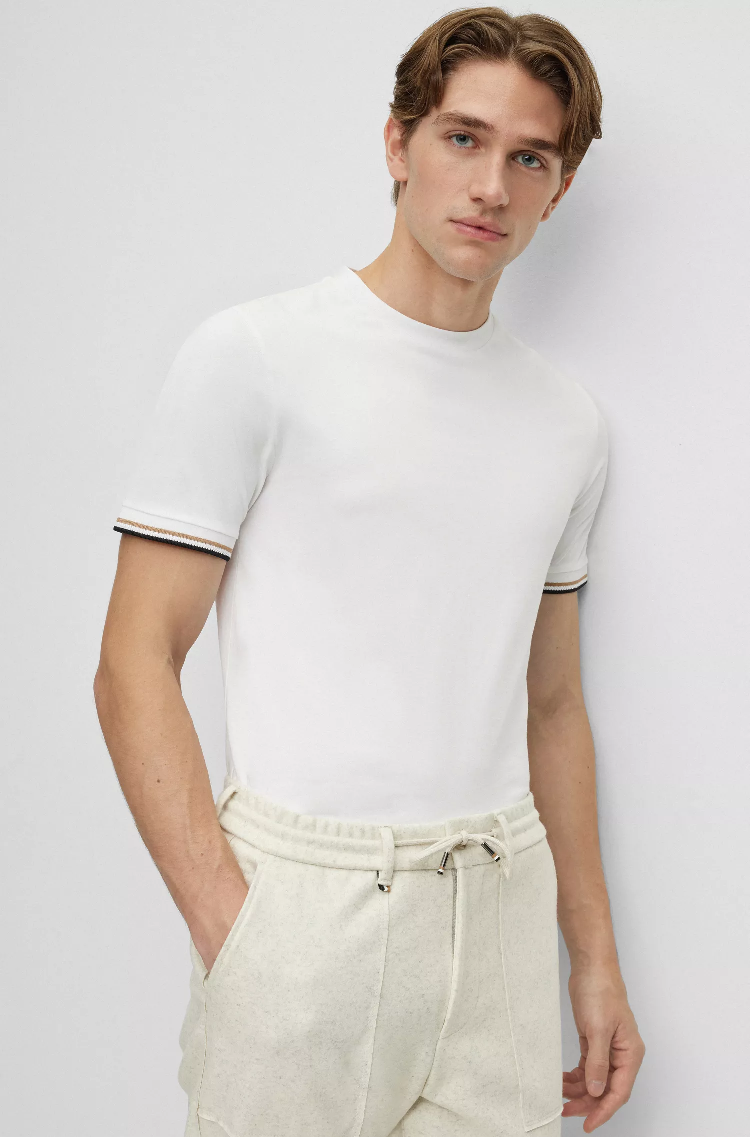 Camiseta BOSS preta em malha de algodão com punhos listrados exclusivos.