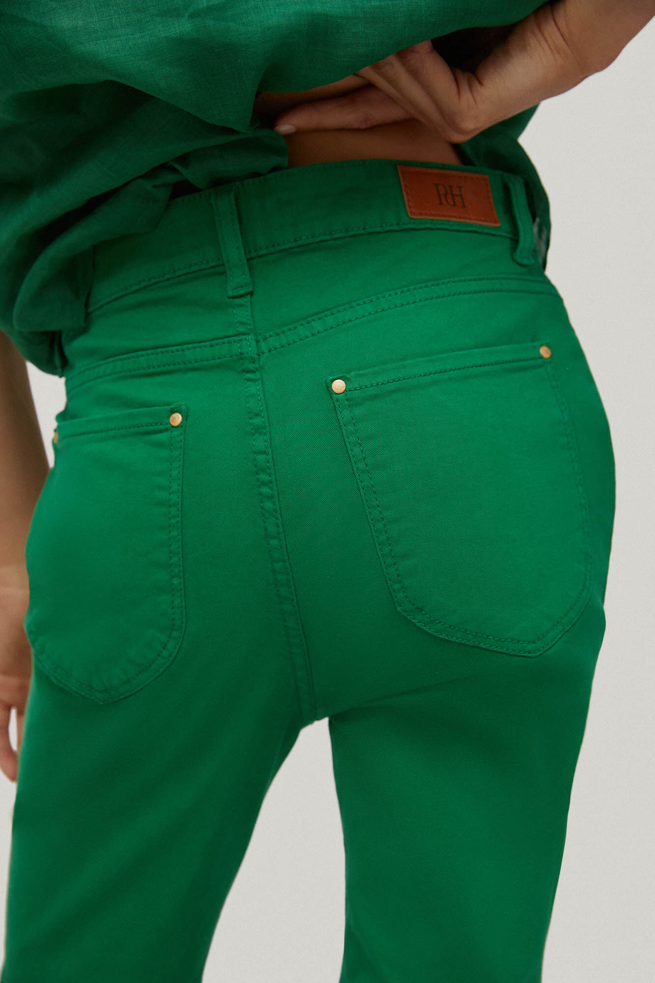 Calça jeans cropped bordada com 5 bolsos e modelagem flare - Verde