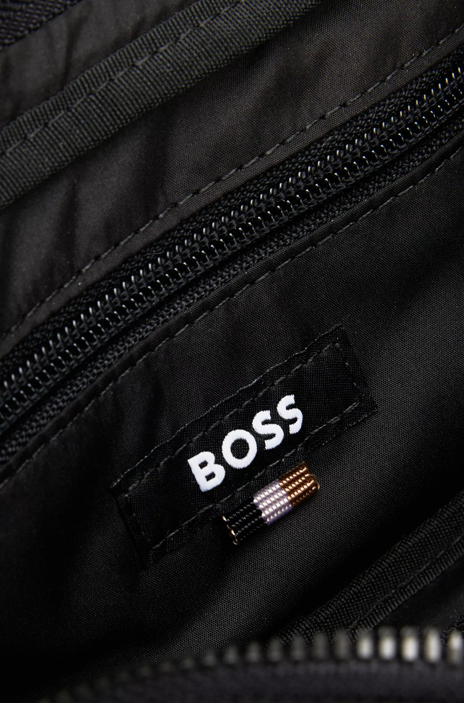 Bolsa de cintura BOSS com logotipo preto em tecido estampado.