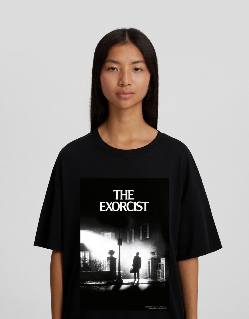 Camiseta de manga curta com estampa do Exorcista e modelagem quadrada.