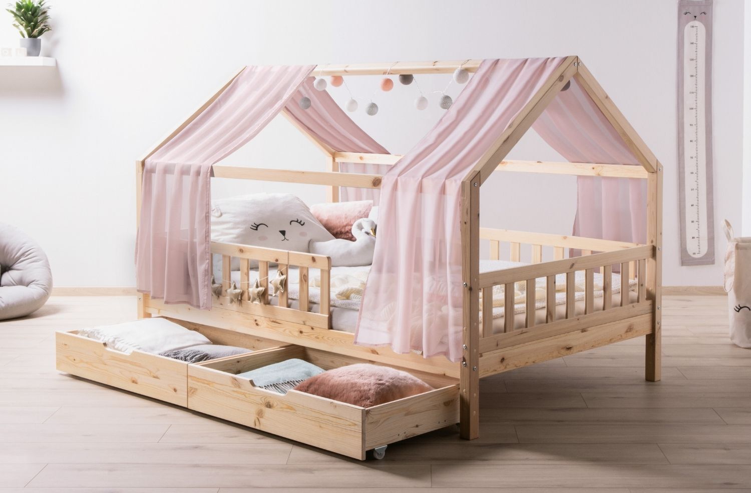 TiCAA TiCAA Kinderbett Hausbett mit Tüll Kim 90x200 cm, 100x200 cm, 120x200 cm, 140x200 cmfür Jungen & Mädchen, inkl. Rolllattenrost, Schubkasten und Rausfallschutz variabel, MontessoriBett Natur aus Kiefer Massivholz