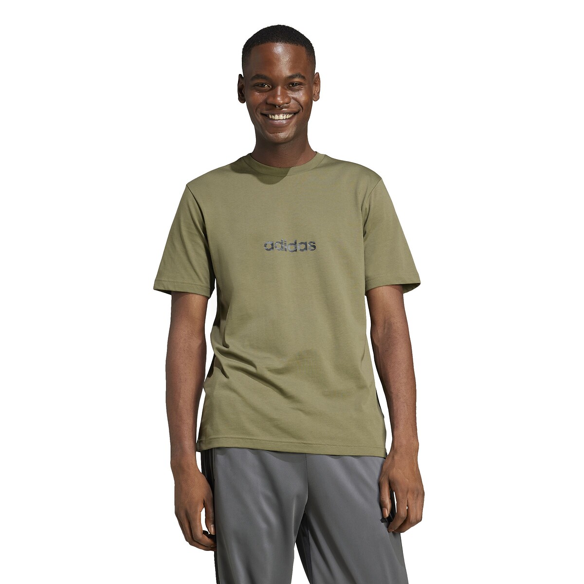 ADIDAS ROUPAS ESPORTIVAS<br>Camiseta de manga curta com logo linear e estampa camuflada