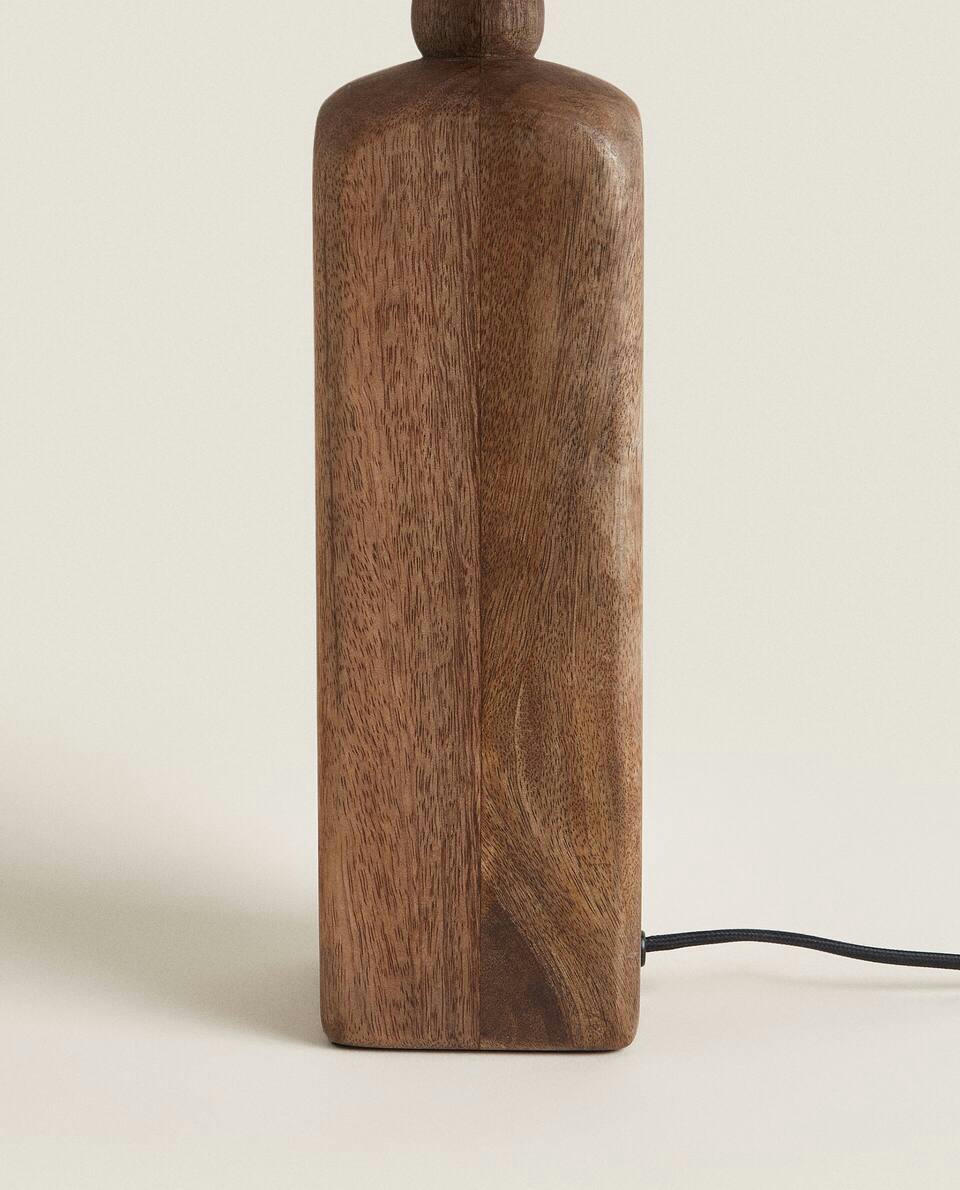 LUMINÁRIA COM BASE DE MADEIRA