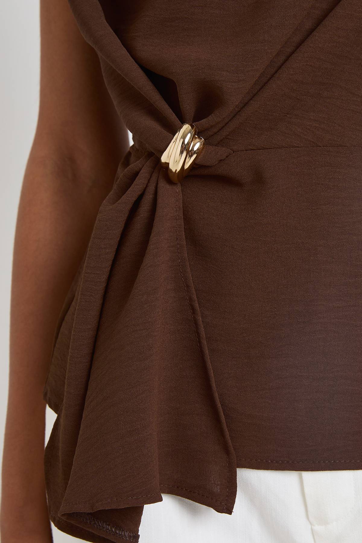 boohoo Chemisier Col Bénitier Avec Bordure Dorée Martelée Tall