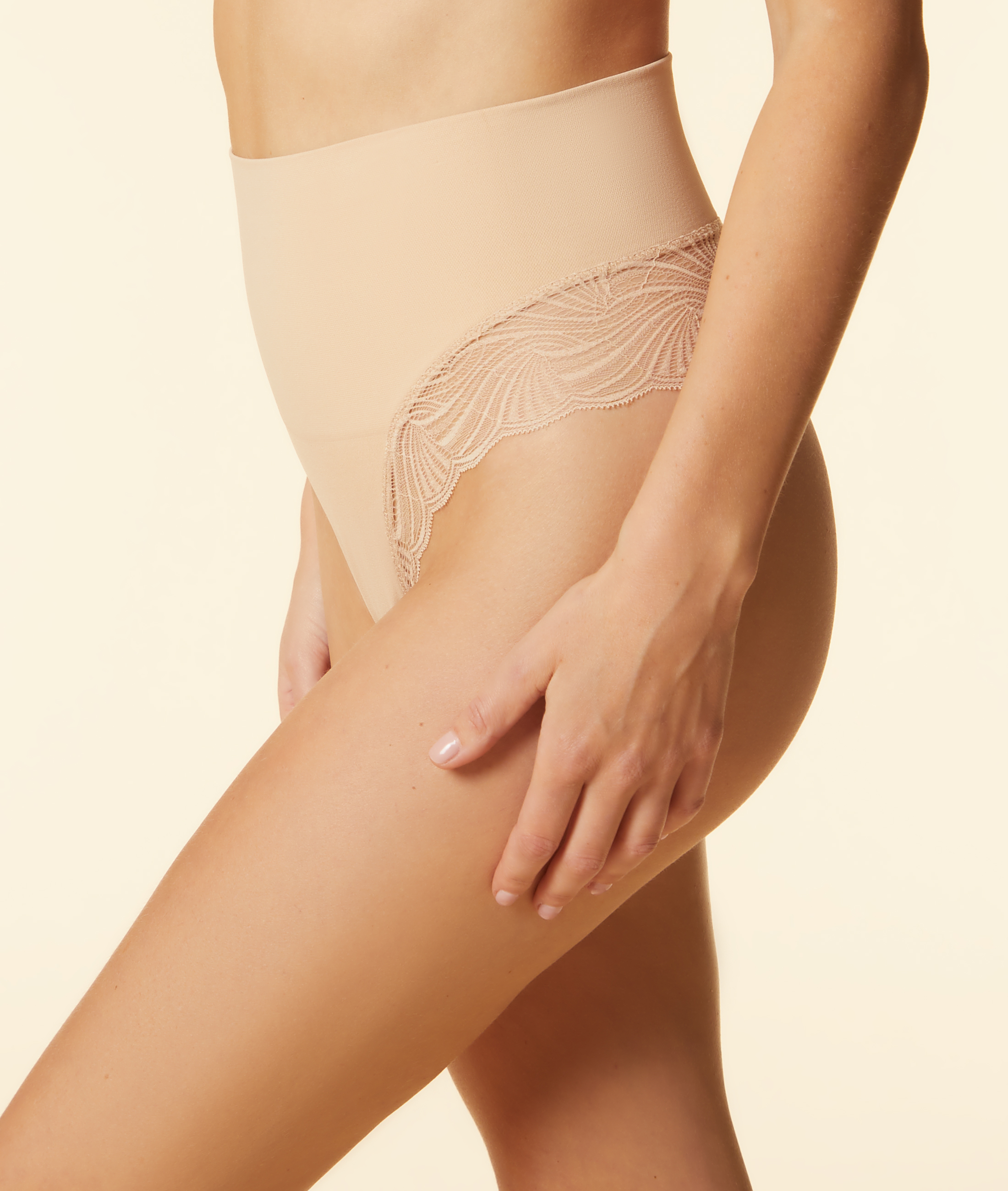 Tanga gainant taille haute détails dentelle - Maintien médium