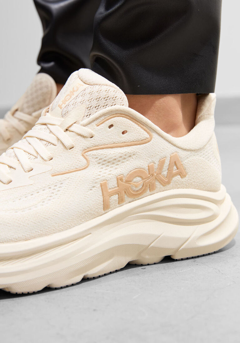 beige hoka lage sneakers clifton 10